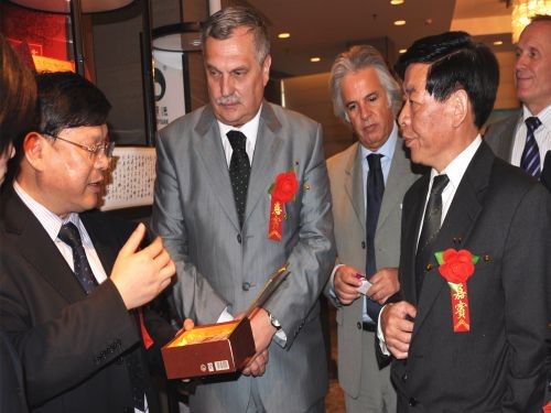 羅馬尼亞湖南黑茶推介會上，周重旺董事長在向客商介紹臻藏茯茶_副本